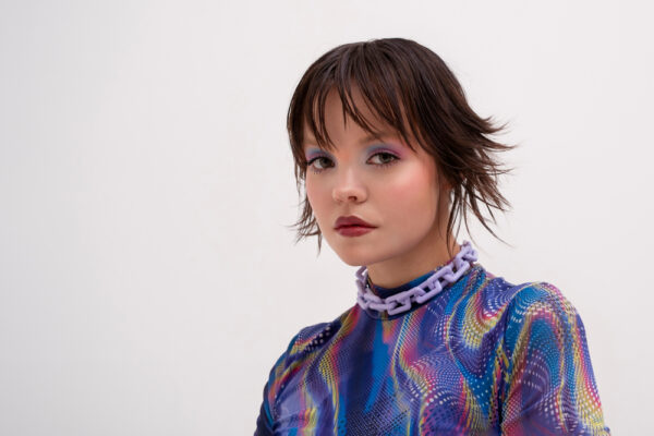 Portret femeie cu păr scurt și bluză colorată
