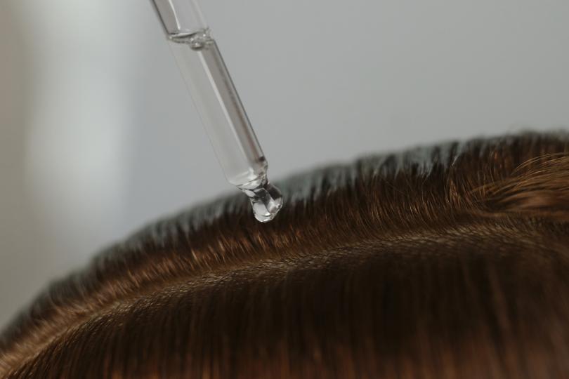 Pipetă aplicând ser pe scalp