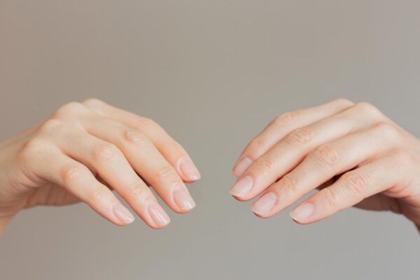 Culorile de unghii care fac mâinile să pară instant mai îngrijite