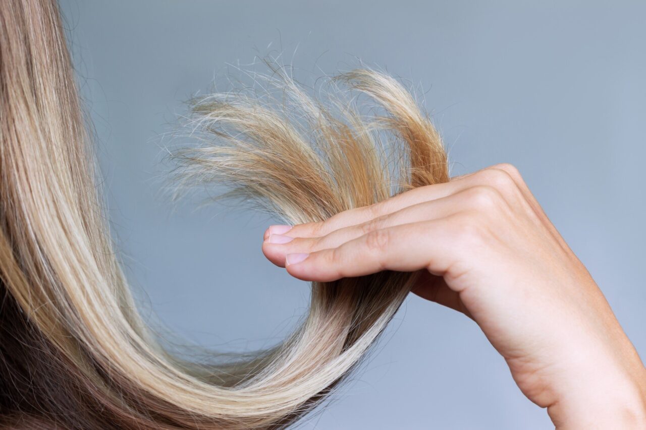 Păr blond decolorat: rutina de îngrijire pentru reducerea deteriorării