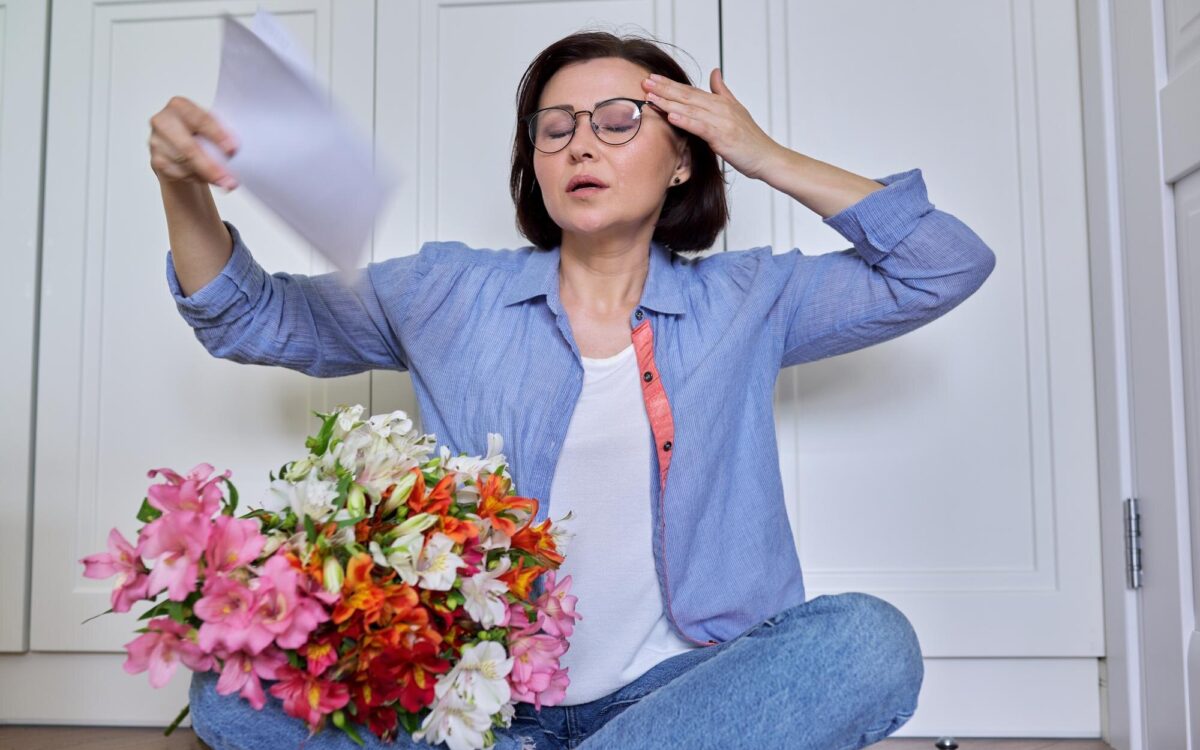 Bufeurile la menopauză: de ce apar și ce le poate agrava