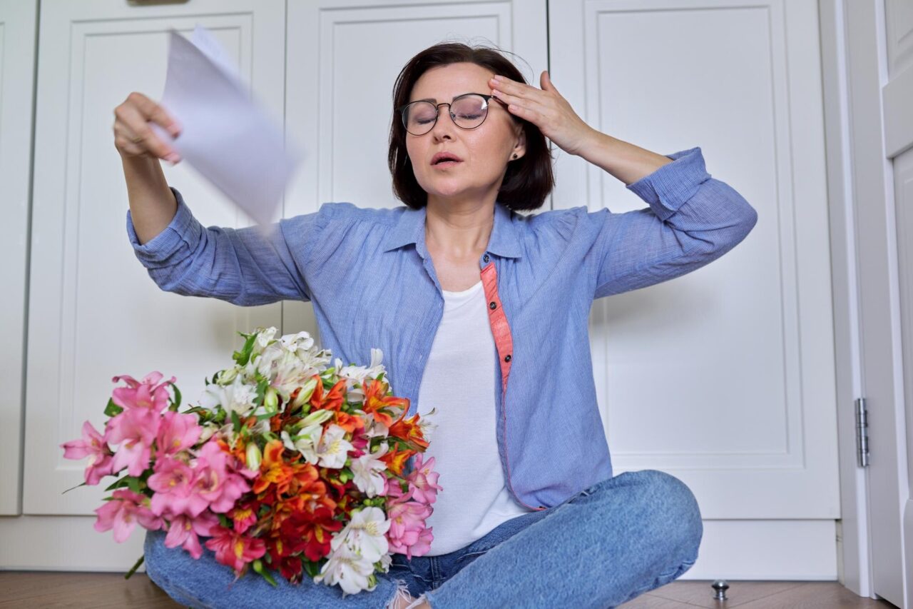 Bufeurile la menopauză: de ce apar și ce le poate agrava