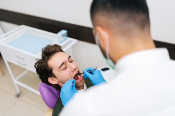 Control stomatologic preventiv: ce probleme pot fi descoperite înainte să apară durerea