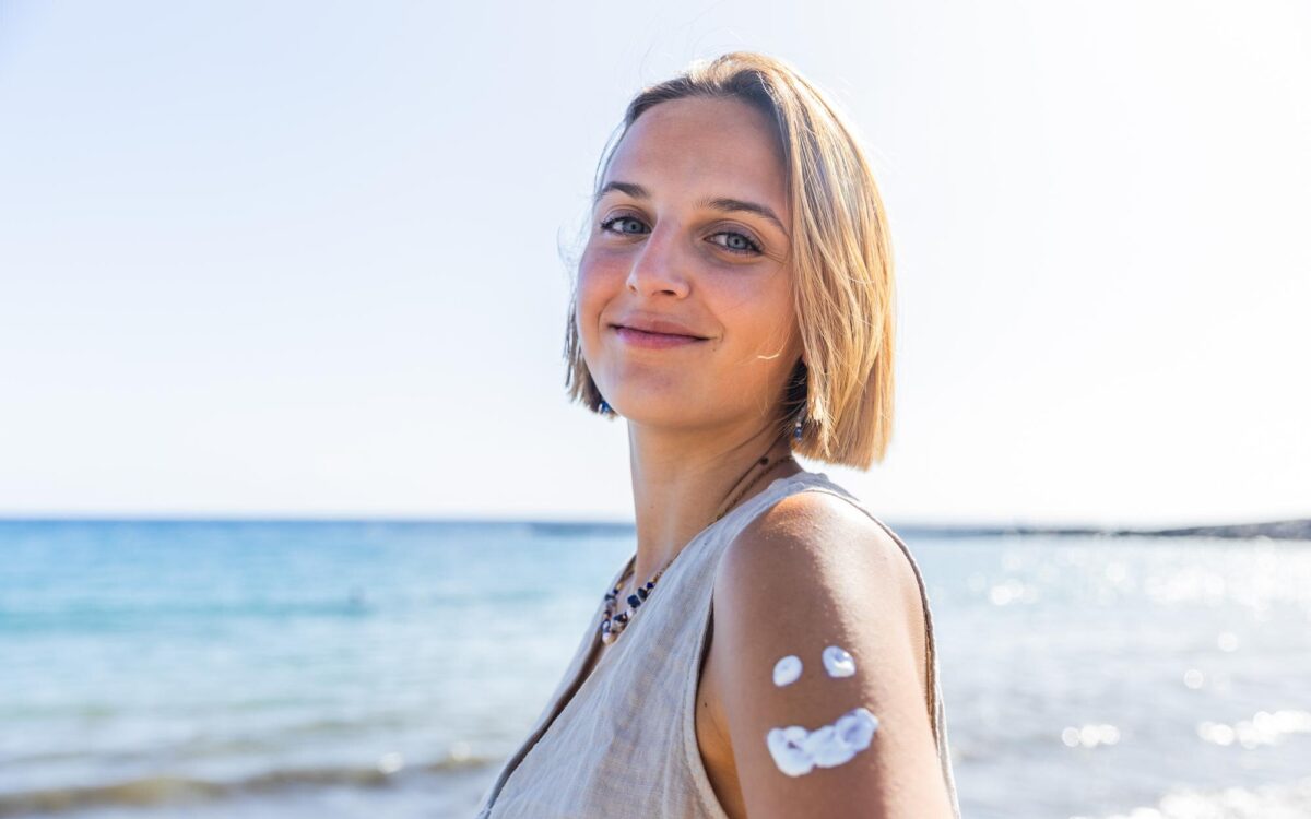 SPF 30 sau SPF 50? Cum alegi protecția solară potrivită pentru pielea ta