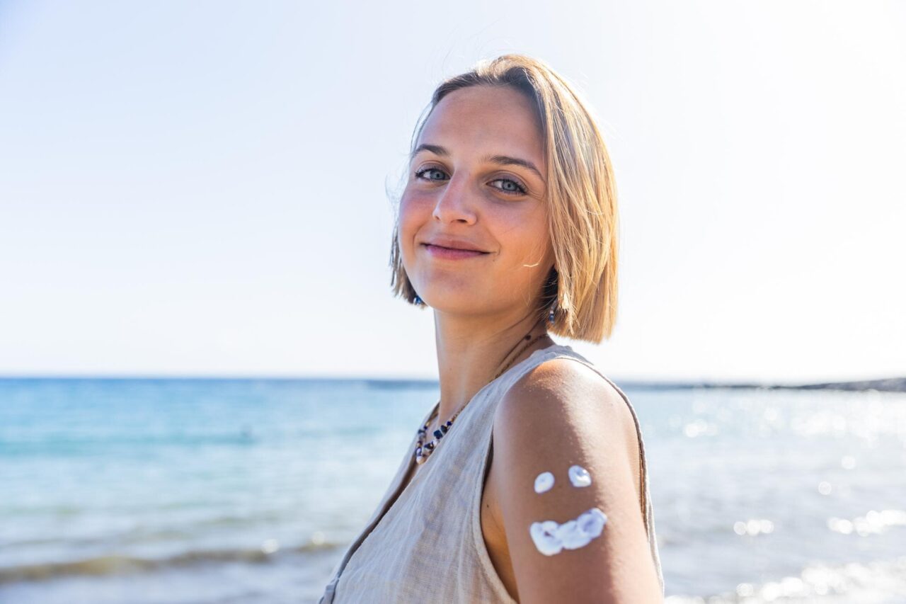 SPF 30 sau SPF 50? Cum alegi protecția solară potrivită pentru pielea ta