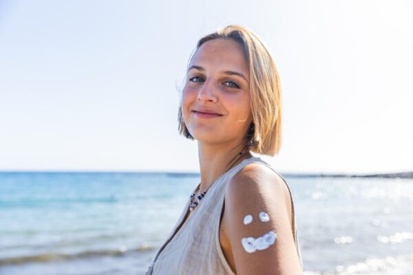 SPF 30 sau SPF 50? Cum alegi protecția solară potrivită pentru pielea ta