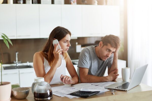 Cum afectează stresul financiar apropierea dintre parteneri