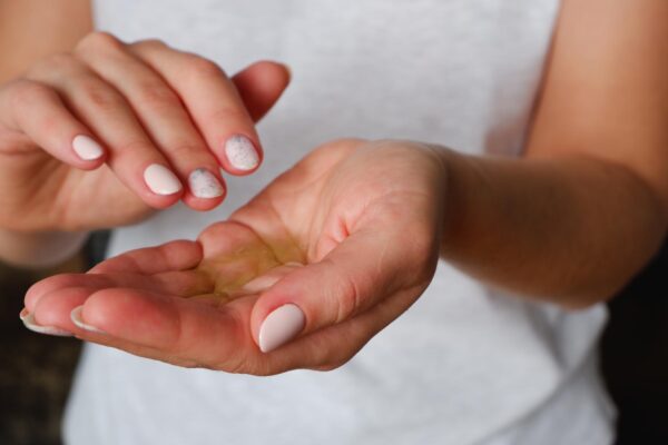 Alergia la HEMA din geluri: simptomele pe care le ignoră multe femei
