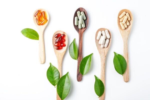 7 lucruri de verificat înainte să combini suplimentele alimentare cu medicamentele