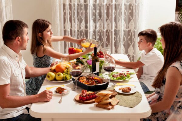 Cum organizezi mesele în familie când aveți orare diferite