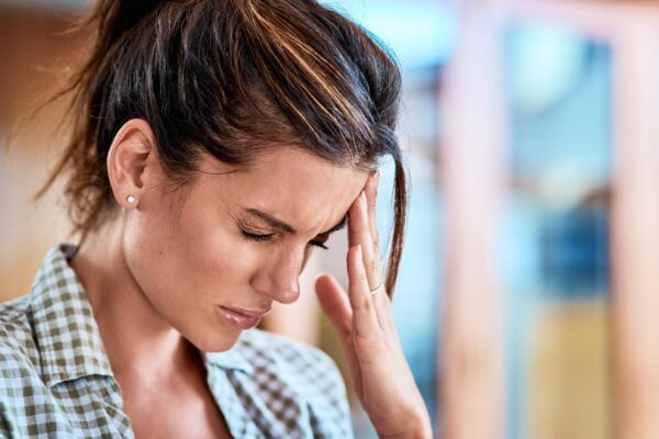 5 pași pentru a identifica factorii care îți declanșează migrenele