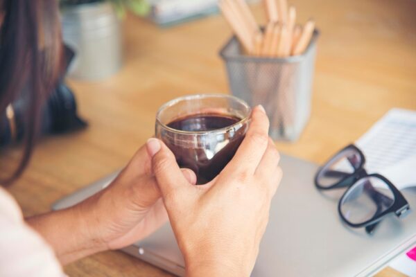 Poți bea cafea înainte de analize? Ce depinde de testul recomandat